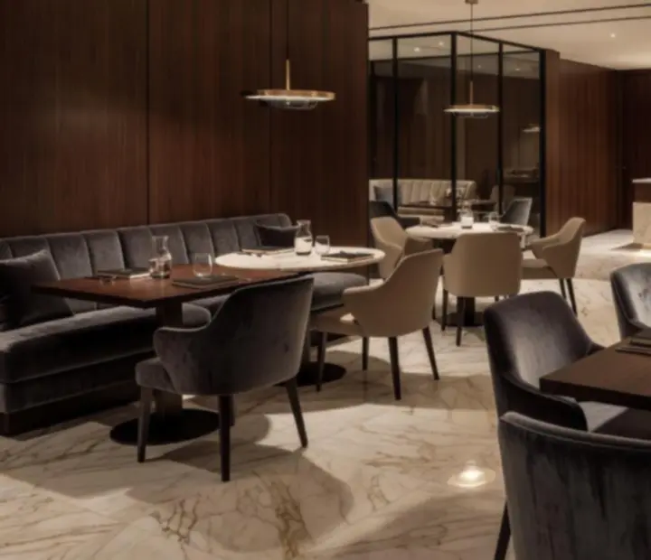 Ekskluzywne wnętrze restauracji z eleganckim oświetleniem przygotowane na spotkanie zarządu